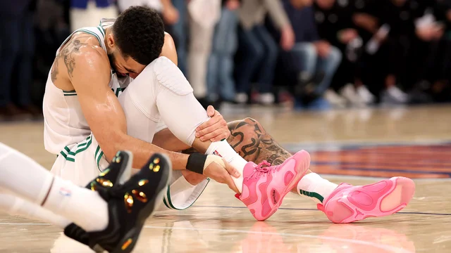 Jasyon Jayson Tatum carried off floor with right leg injury